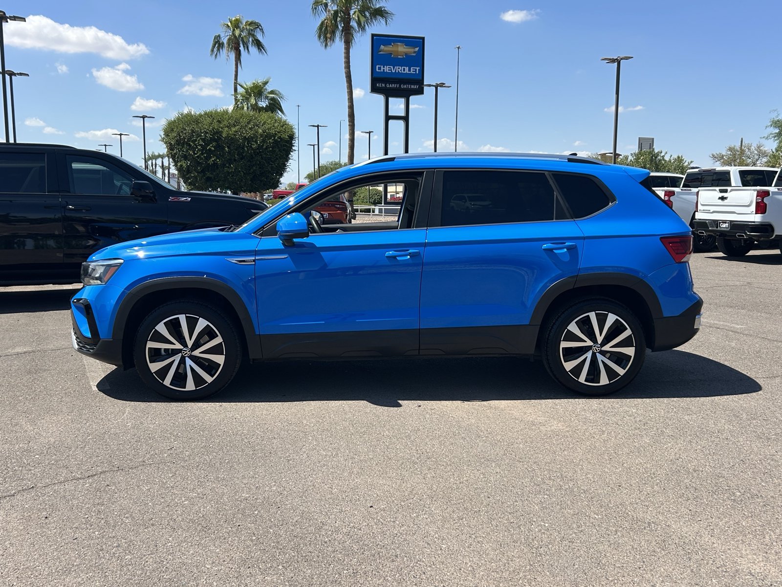 Used 2022 Volkswagen Taos SE FWD image 2