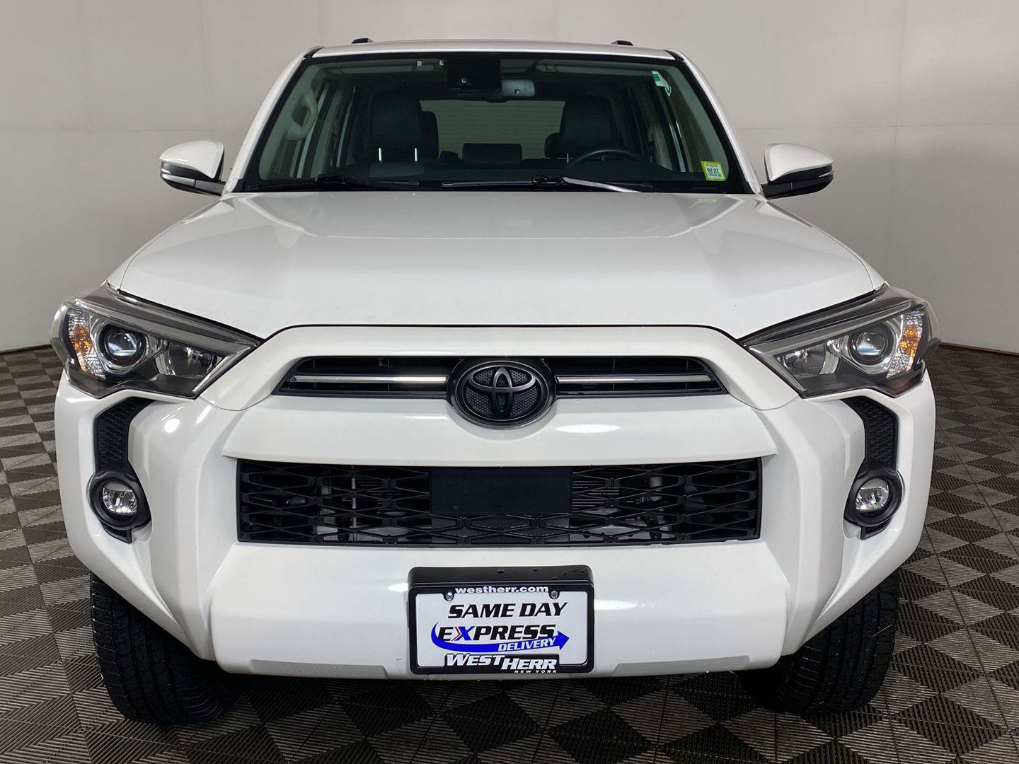 Used 2022 Toyota 4Runner SR5 Premium w/ Moonroof Package AWD/4WD image 2