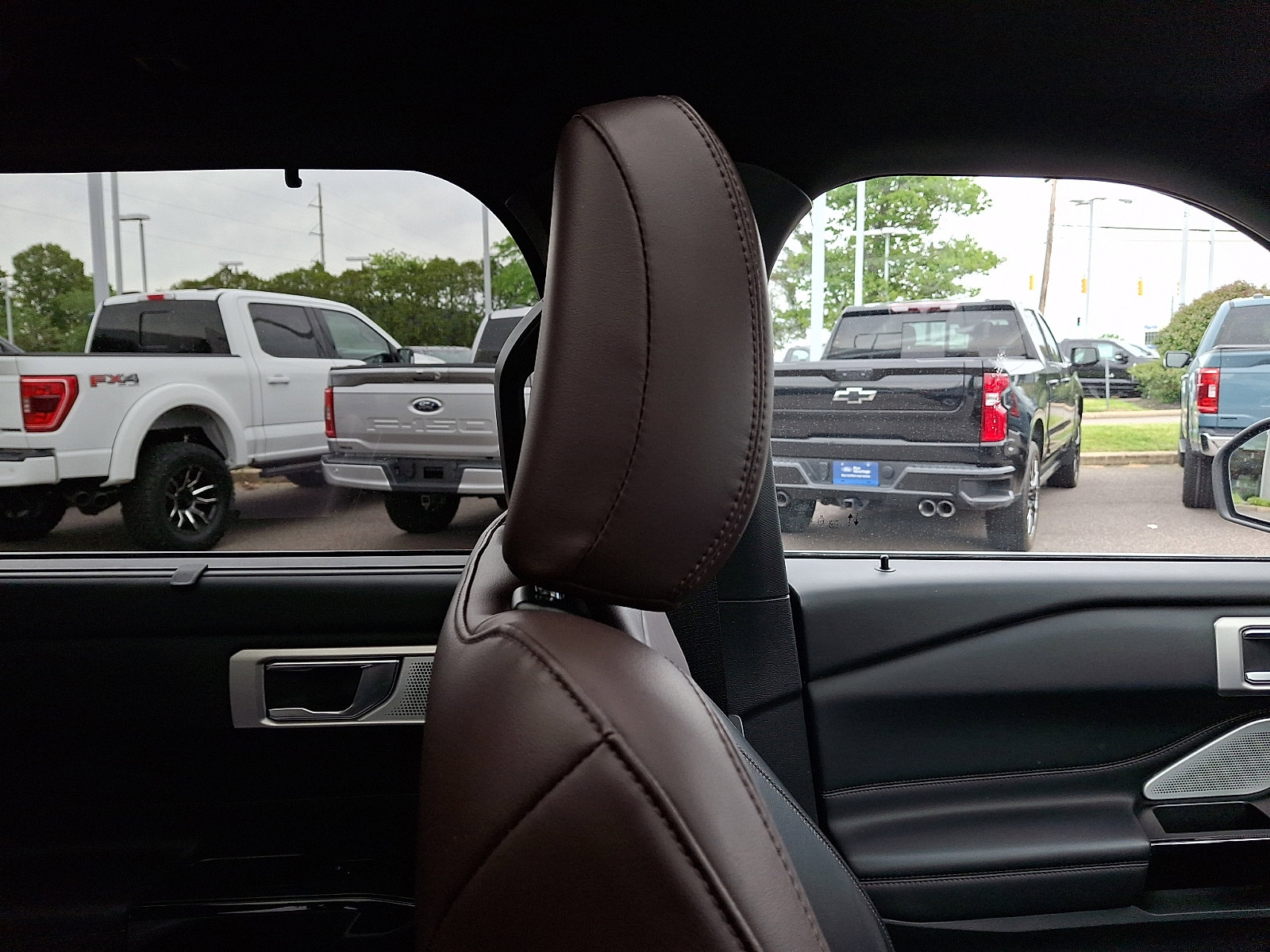 Certified 2023 Ford Explorer Platinum w/ Technology Package AWD/4WD image 13
