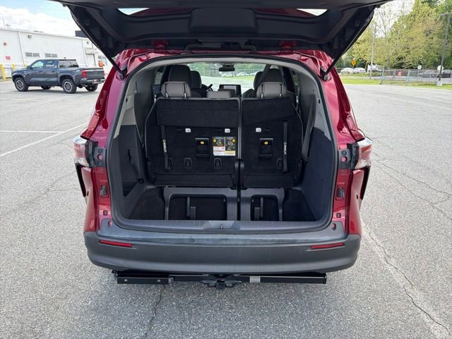 Used 2023 Toyota Sienna LE AWD/4WD image 7