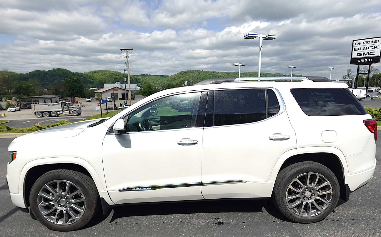 Used 2023 GMC Acadia Denali w/ Denali Ultimate Package AWD/4WD image 6