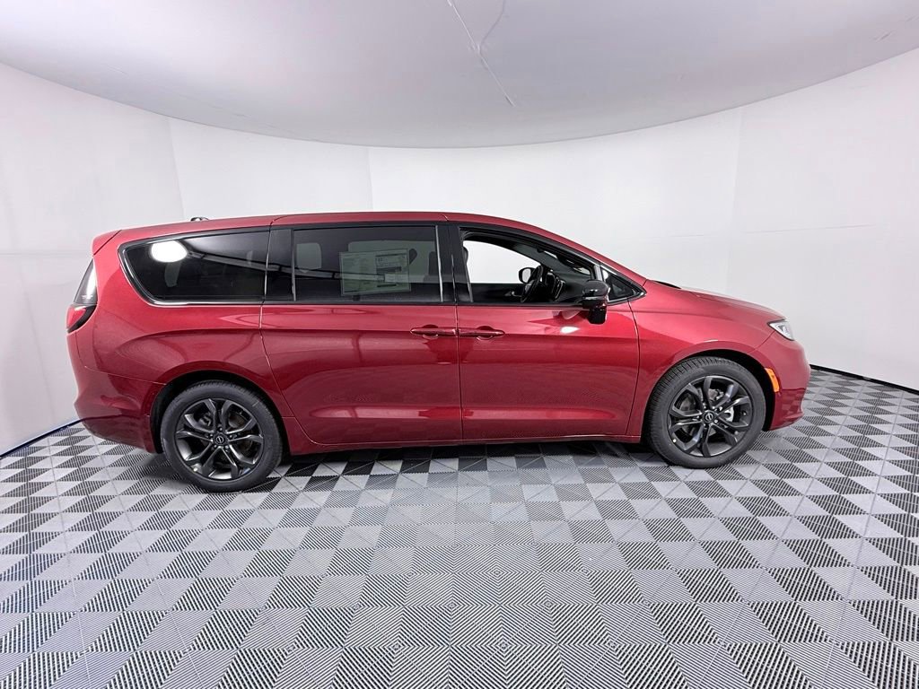 New 2026 Chrysler Pacifica Select image 8