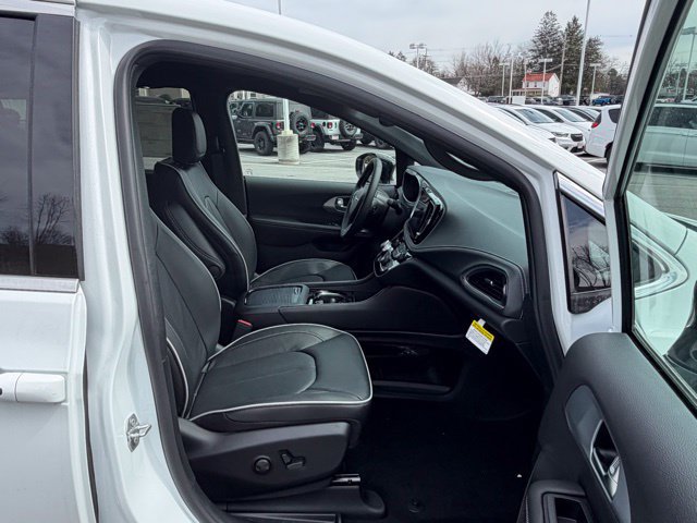 New 2026 Chrysler Pacifica Limited FWD image 30