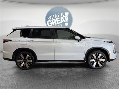 New 2025 Mitsubishi Outlander SE image 2