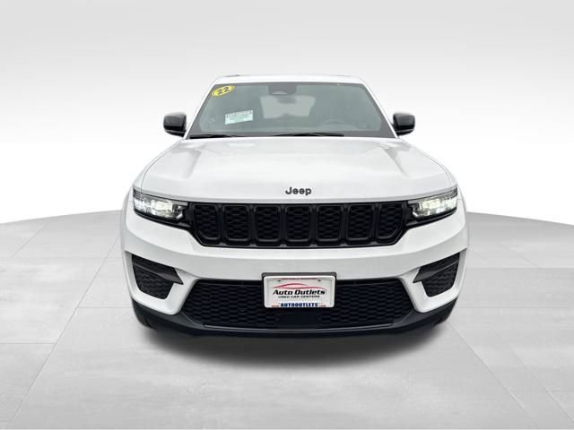 Used 2022 Jeep Grand Cherokee Altitude image 2