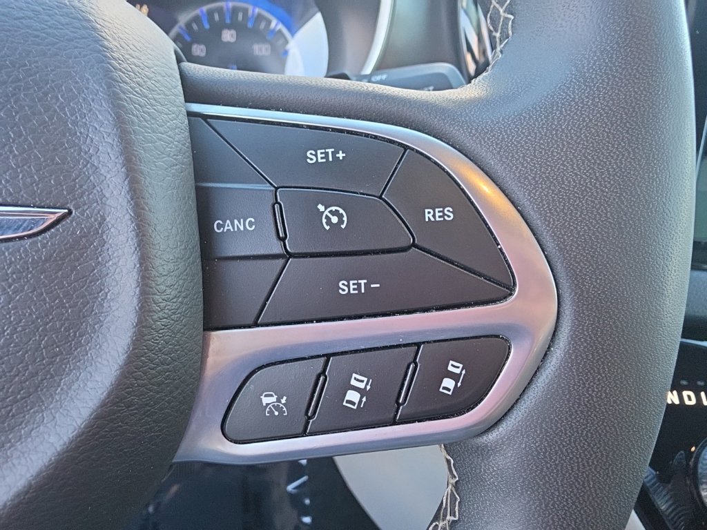 Used 2024 Chrysler Pacifica Touring-L FWD image 23