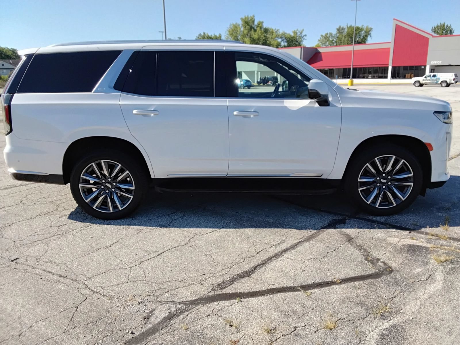 Used 2021 Cadillac Escalade Premium Luxury AWD/4WD image 4
