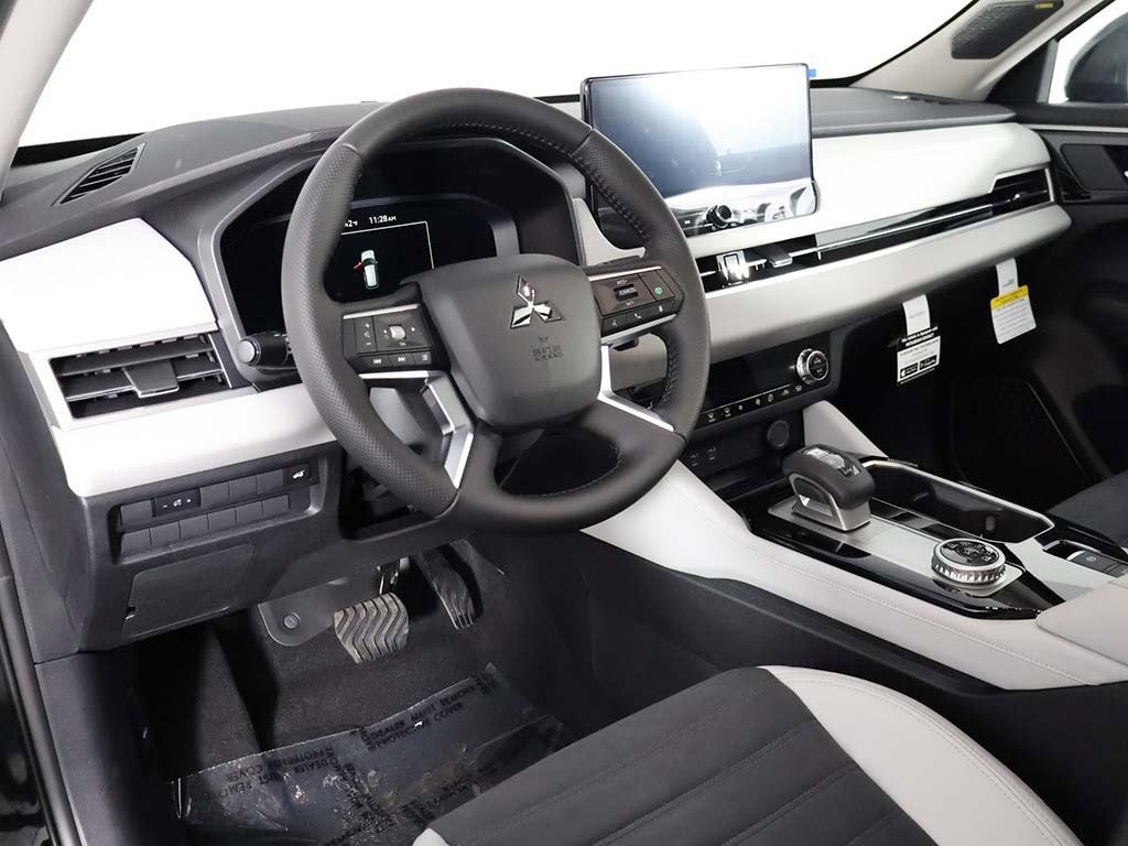 New 2025 Mitsubishi Outlander SE image 30