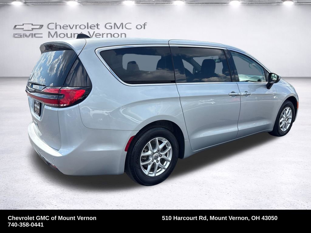 Used 2023 Chrysler Pacifica Touring-L FWD image 13