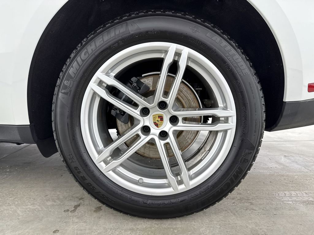 Certified 2025 Porsche Macan image 14
