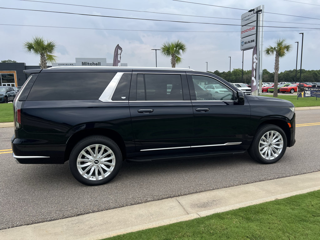 Used 2023 Cadillac Escalade ESV Luxury AWD/4WD image 3
