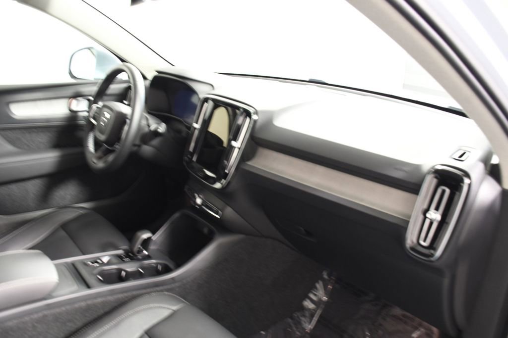 Used 2025 Volvo XC40 B5 Core image 19