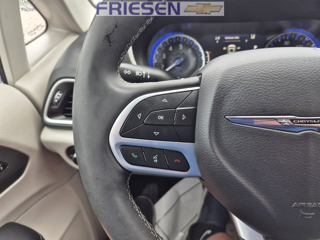 Used 2023 Chrysler Pacifica Touring-L image 14