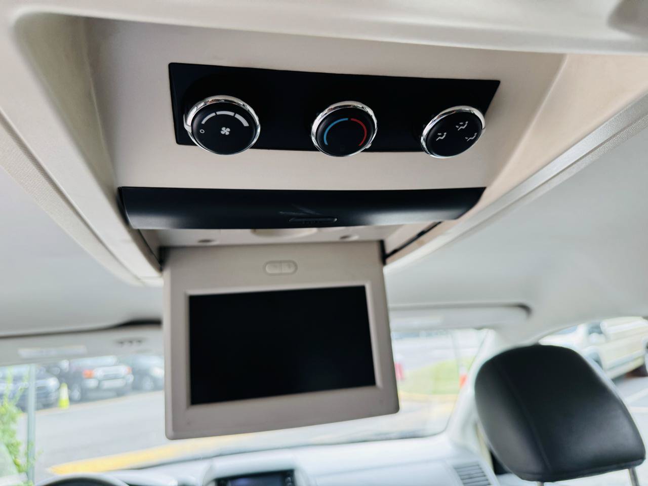 Used 2008 Chrysler Town & Country Touring FWD image 12