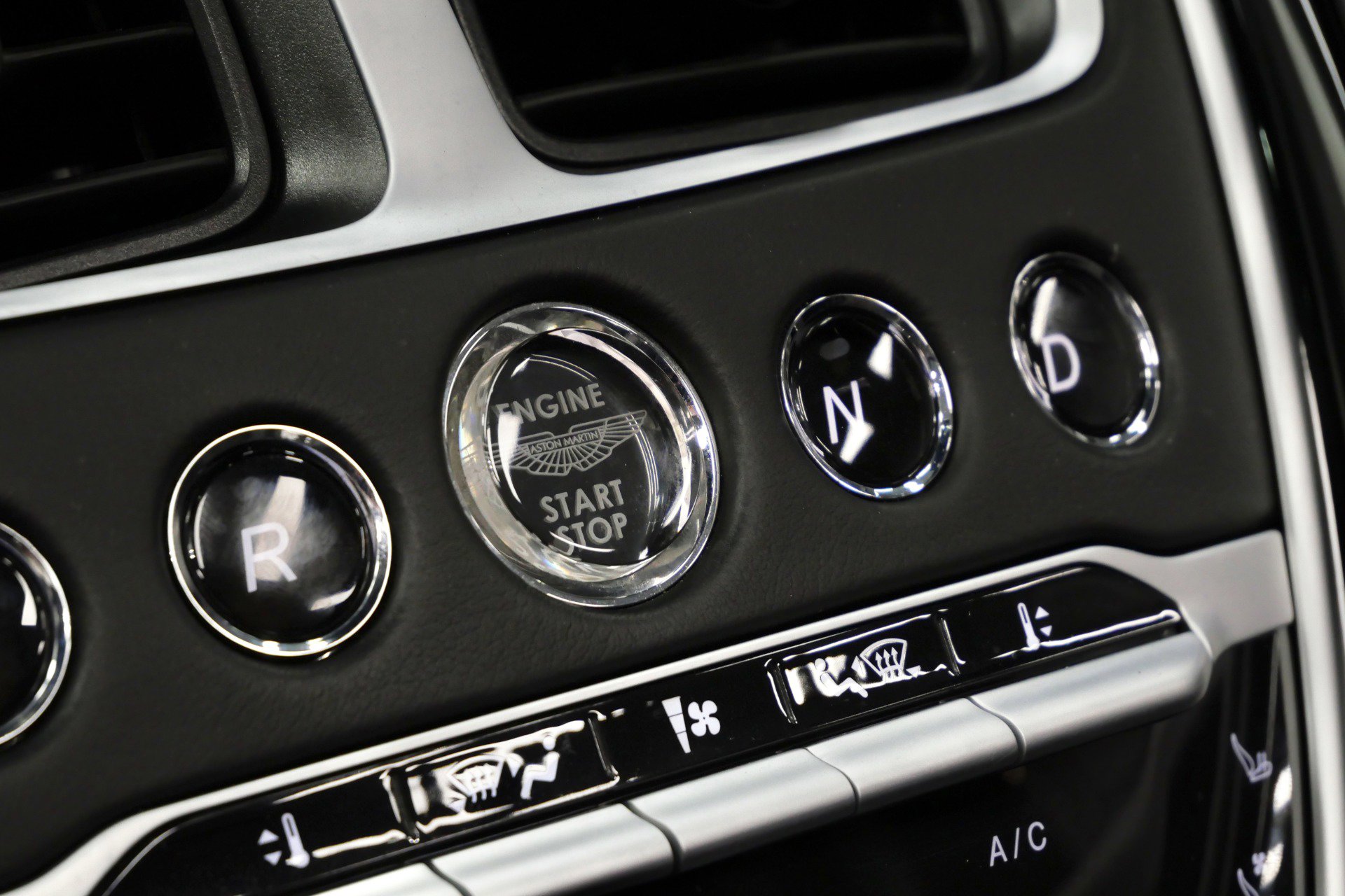 Used 2019 Aston Martin DB11 Volante image 30