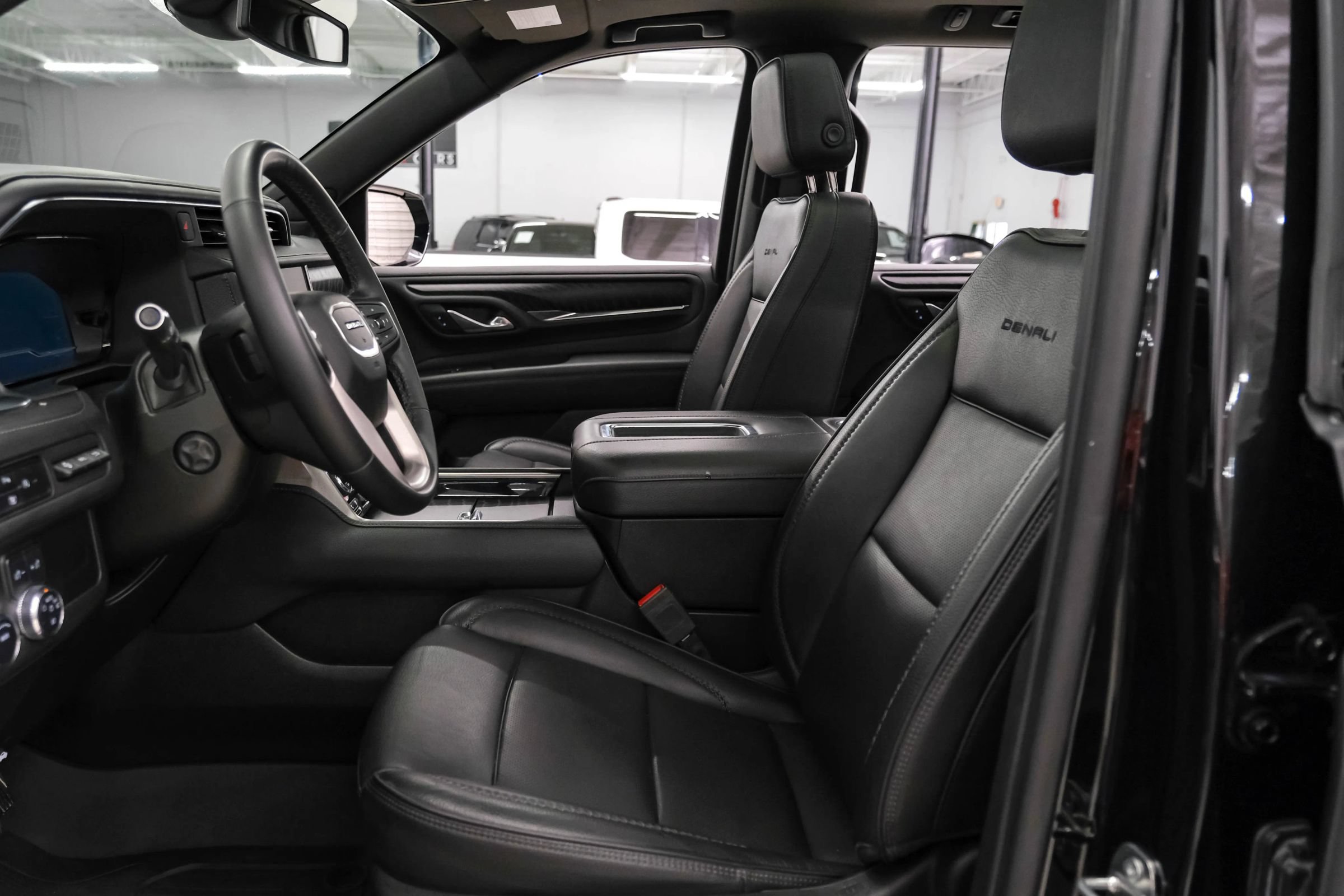Used 2023 GMC Yukon Denali w/ LPO, Floor Liner Package RWD image 32
