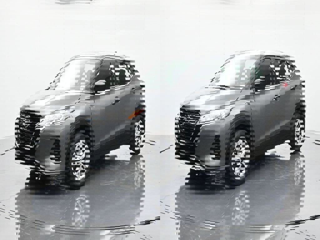 New 2025 Nissan Kicks Play S