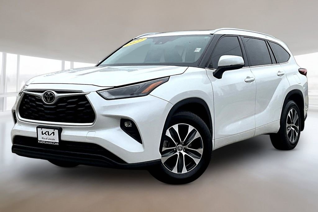 Used 2022 Toyota Highlander XLE image 1