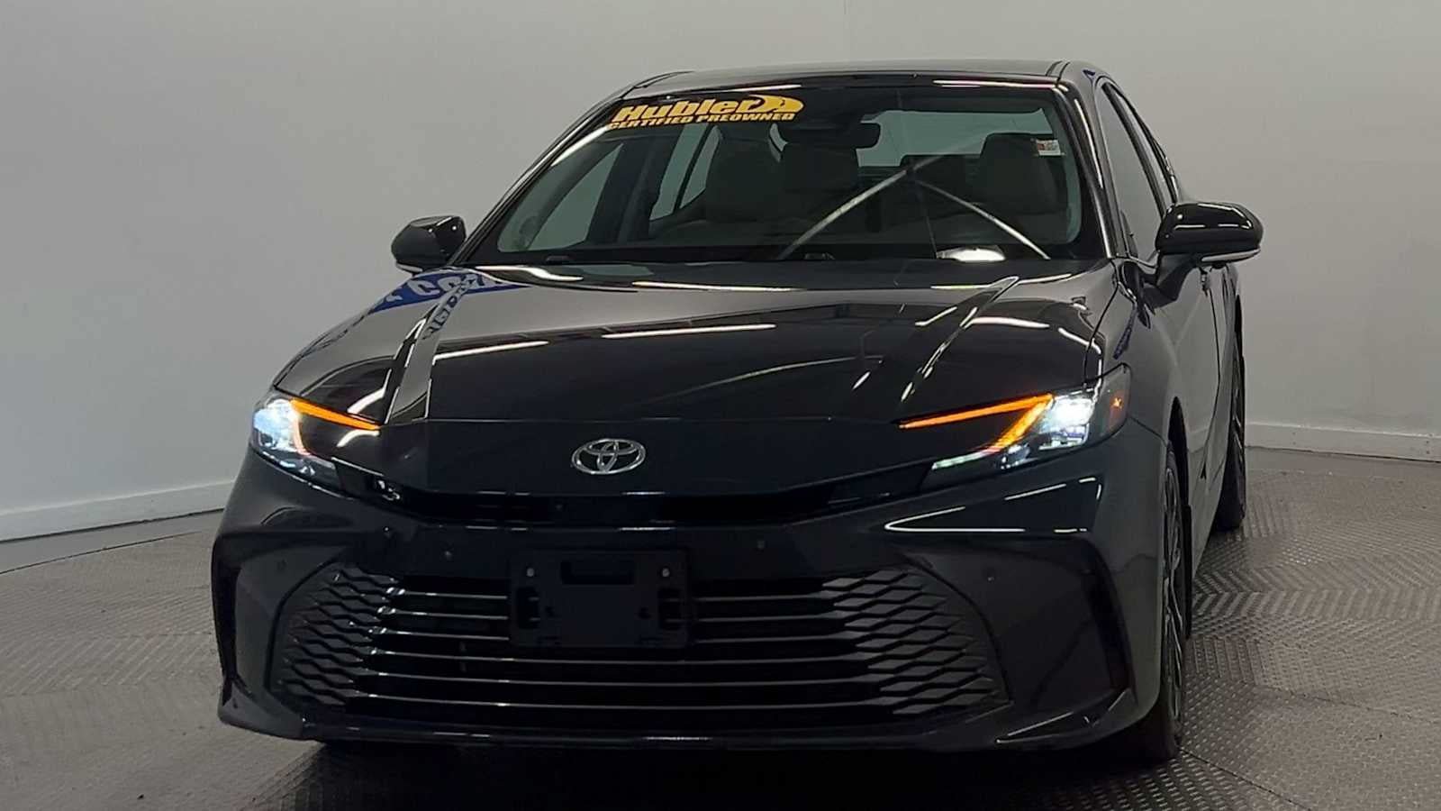 Used 2025 Toyota Camry XLE w/ Premium Plus Package AWD/4WD image 3
