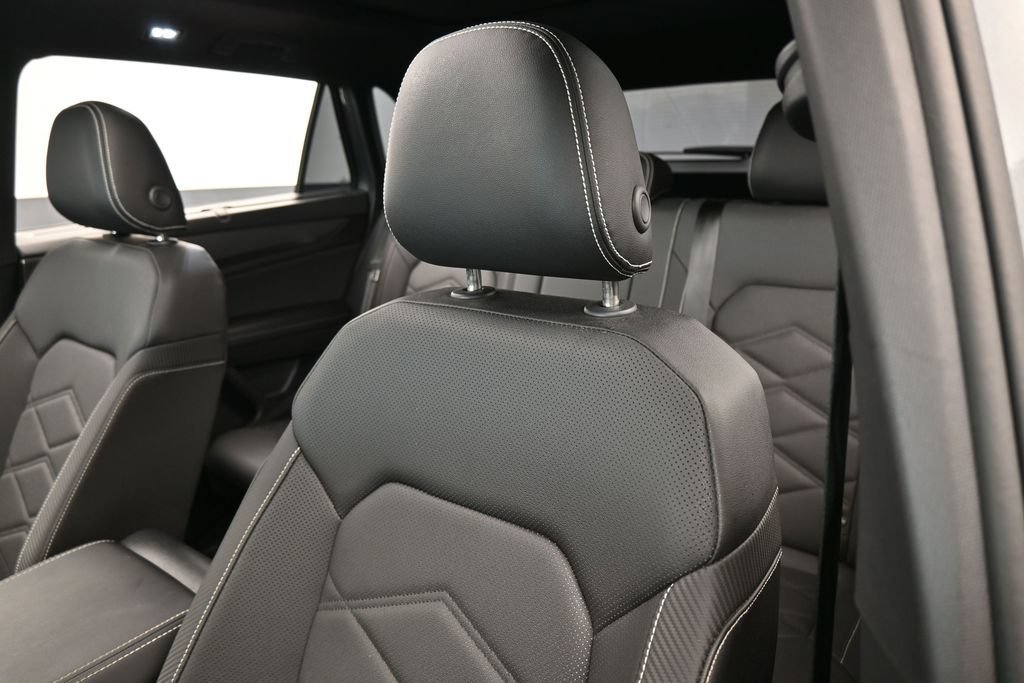 Used 2025 Volkswagen Atlas Cross Sport SE w/ Panoramic Sunroof Package FWD image 19
