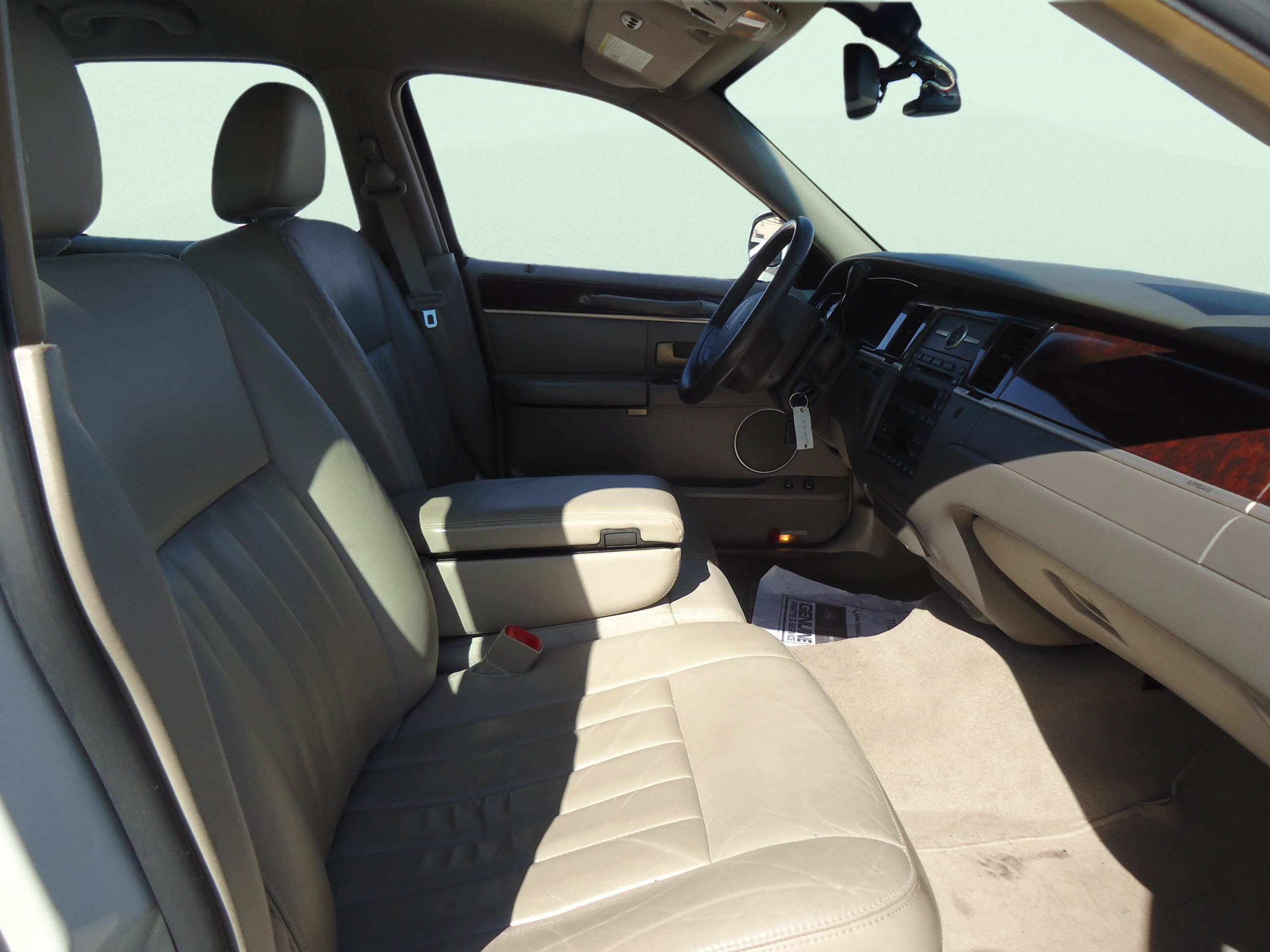 Used 2006 Lincoln Town Car Signature RWD image 22