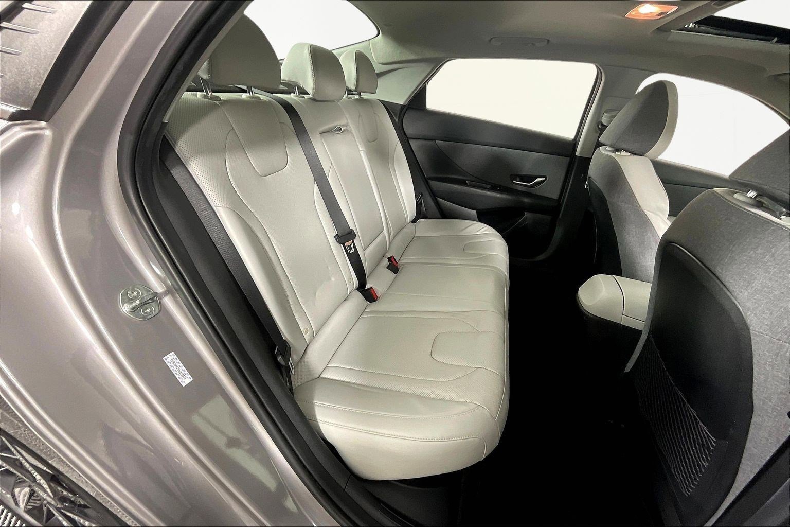 Certified 2022 Hyundai Elantra Limited w/ Preferred Accessory Package image 24