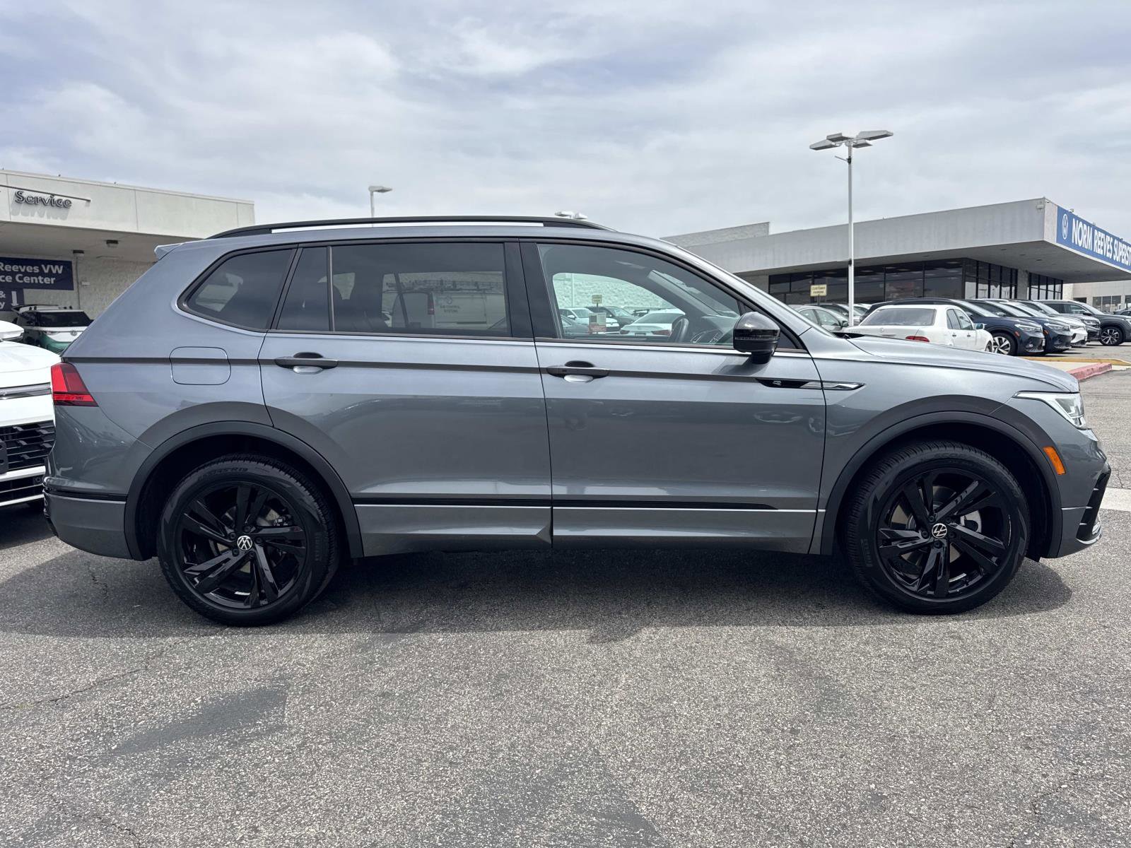 Certified 2023 Volkswagen Tiguan SE R-Line image 6