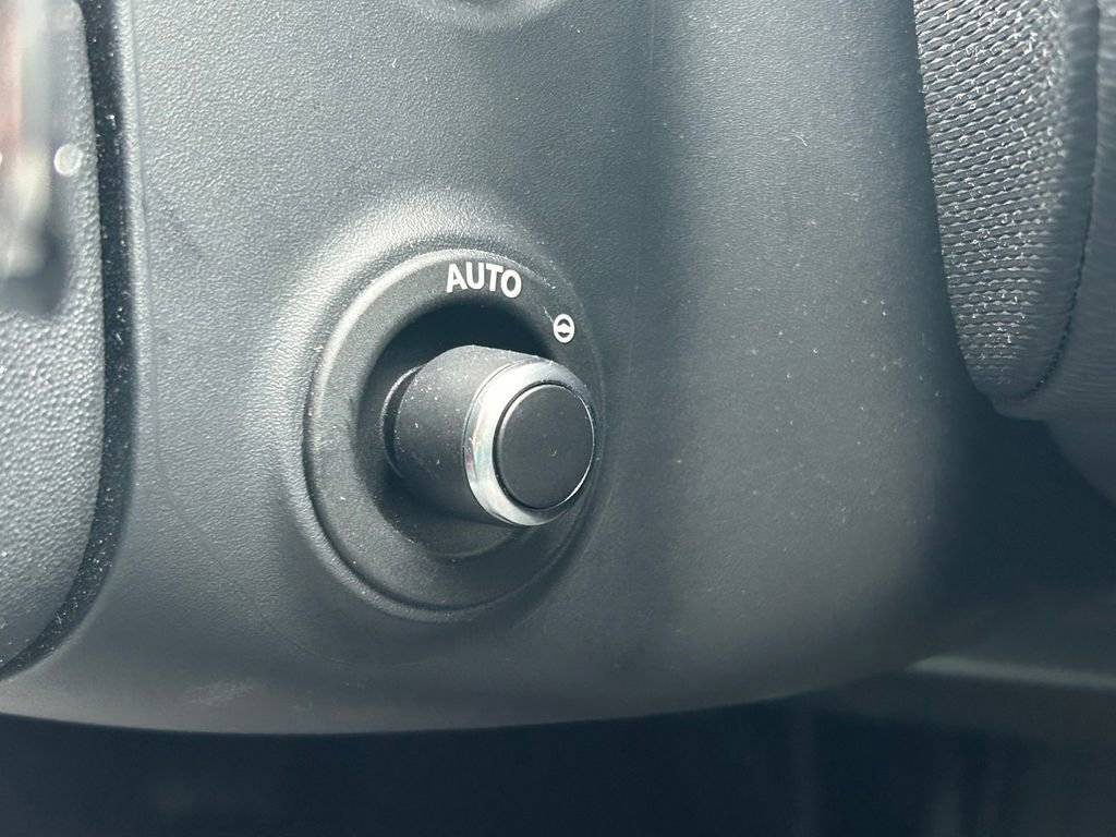 Used 2024 Land Rover Discovery Dynamic SE image 33