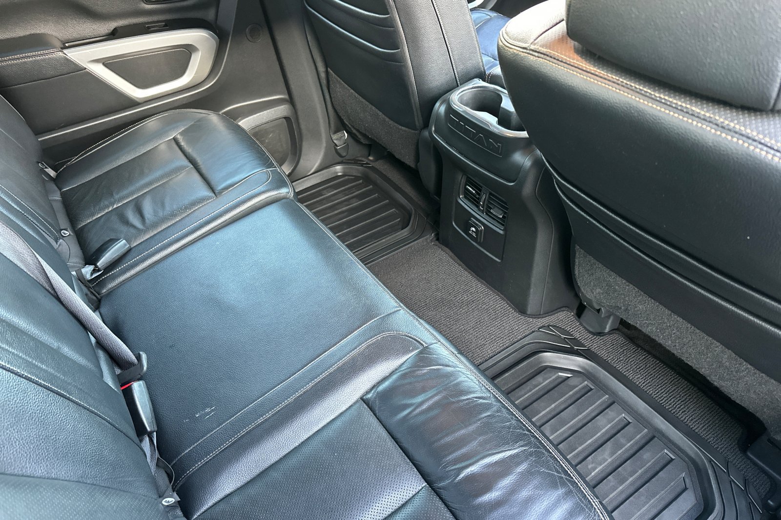 Used 2018 Nissan Titan SL AWD/4WD image 32