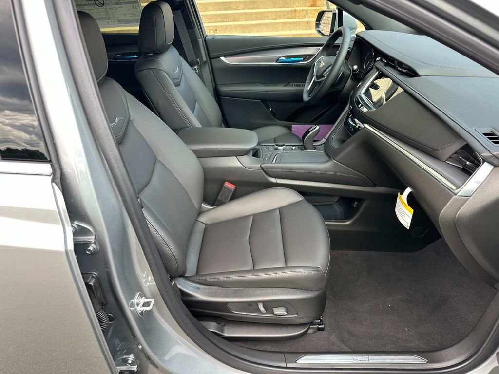 New 2025 Cadillac XT5 Luxury image 9
