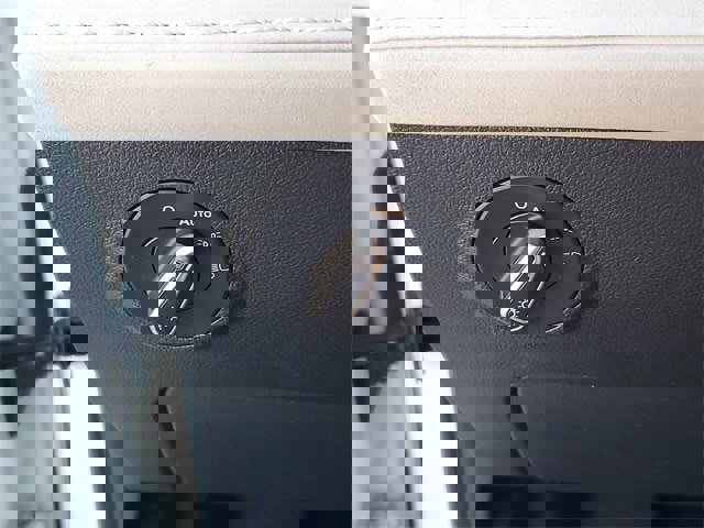 Certified 2025 Volkswagen Taos SE w/ Panoramic Sunroof Package image 28