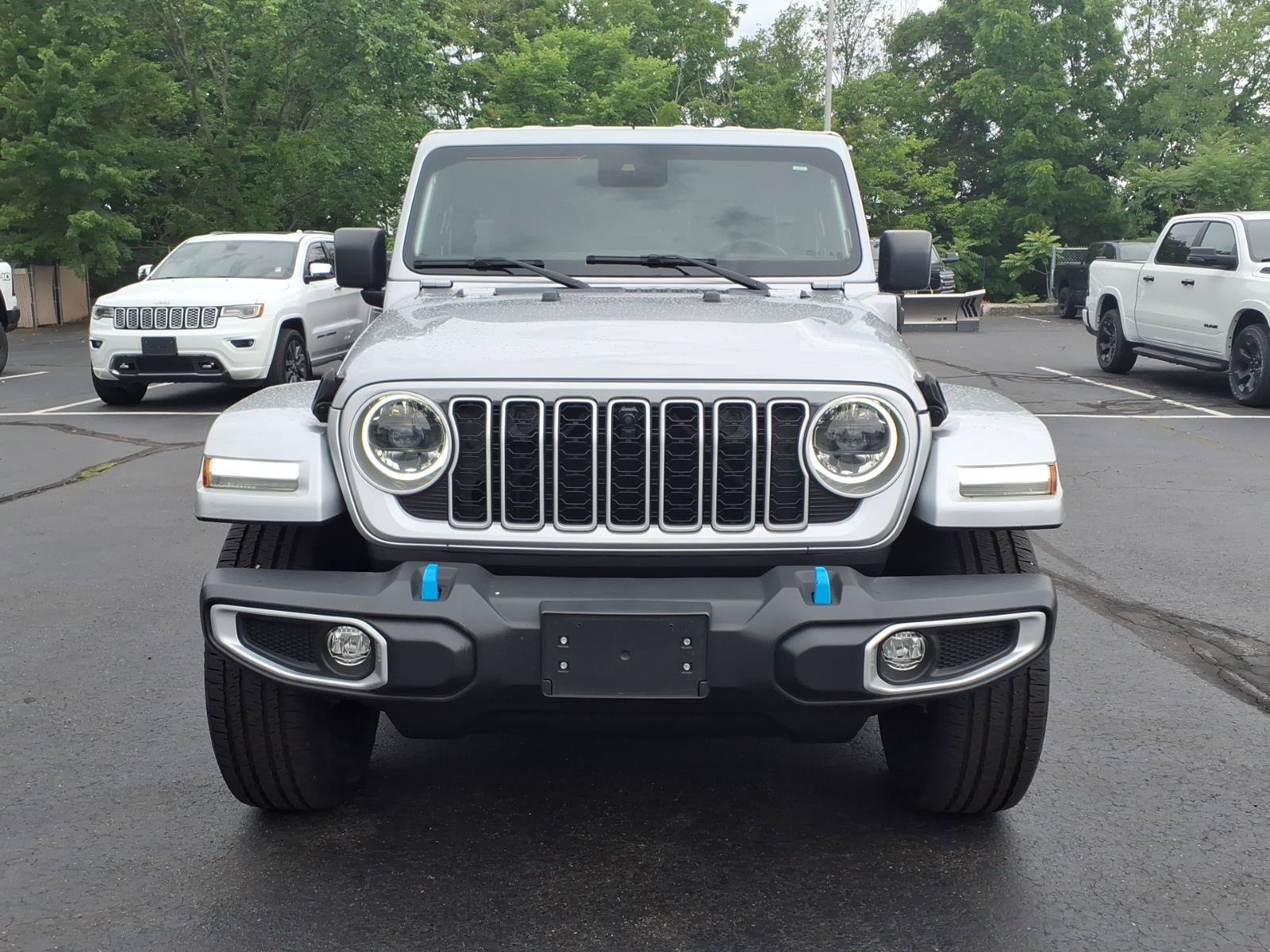 Used 2024 Jeep Wrangler Unlimited Sahara w/ Technology Group AWD/4WD image 2