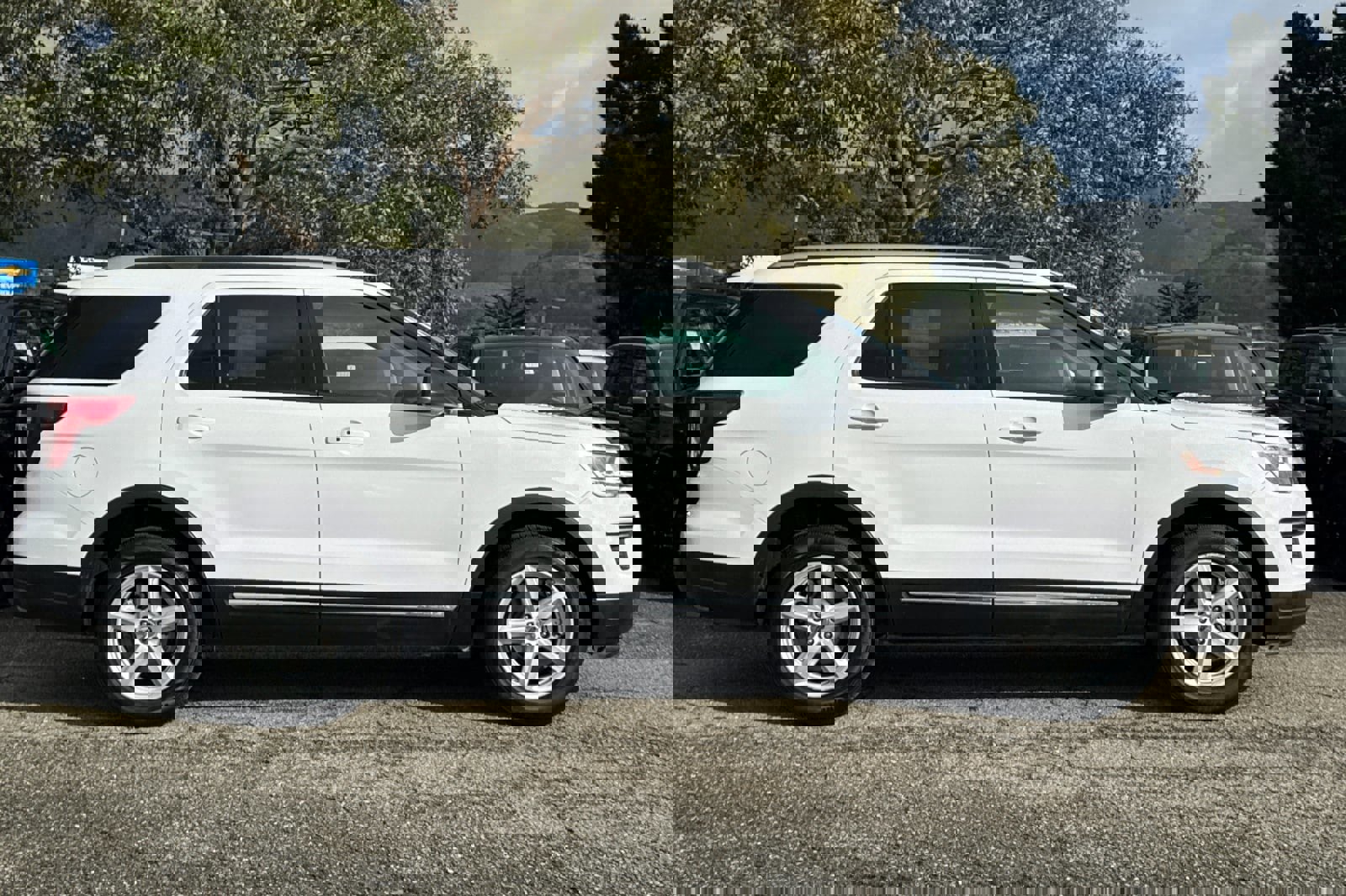 Used 2018 Ford Explorer XLT image 3