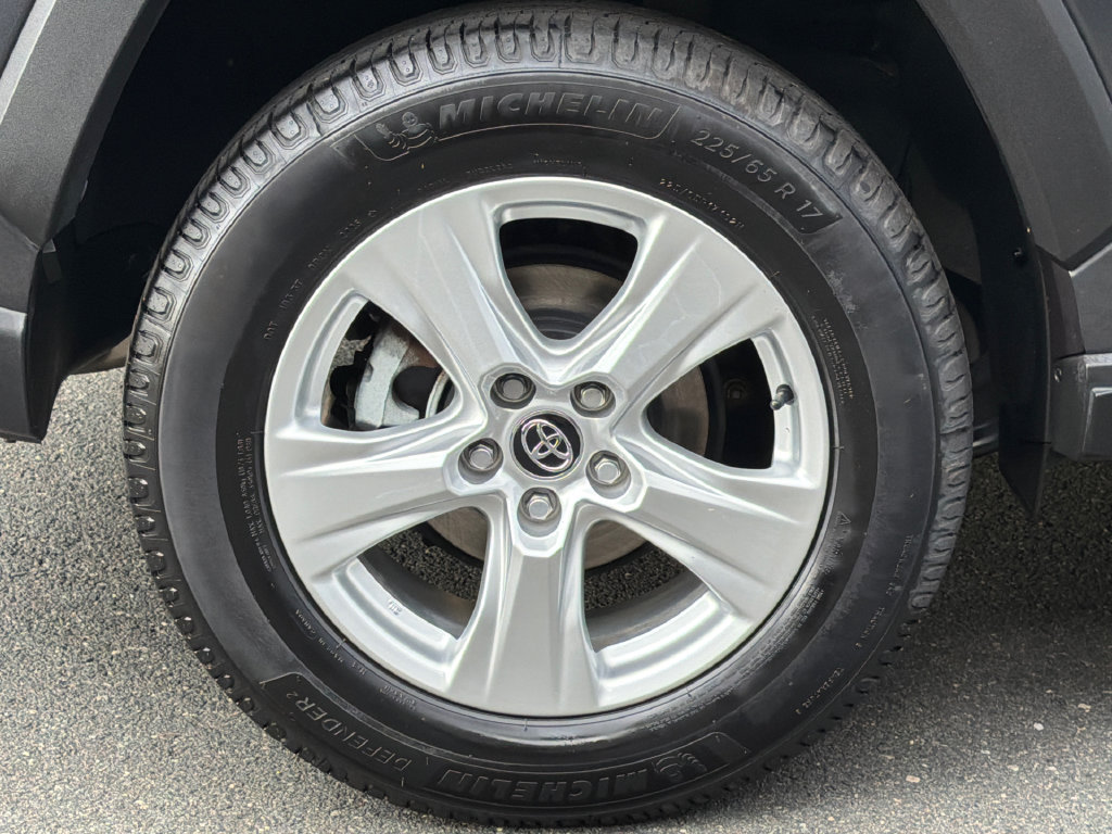 Used 2020 Toyota RAV4 XLE w/ XLE Grade Weather Package AWD/4WD image 8