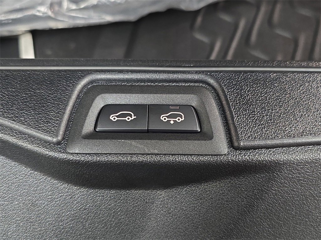 Used 2025 BMW X7 M60i w/ Executive Package image 16