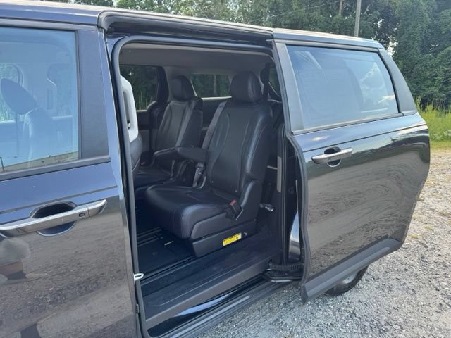 Used 2025 Kia Carnival FWD image 14