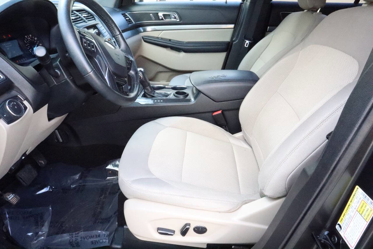 Used 2018 Ford Explorer XLT image 5
