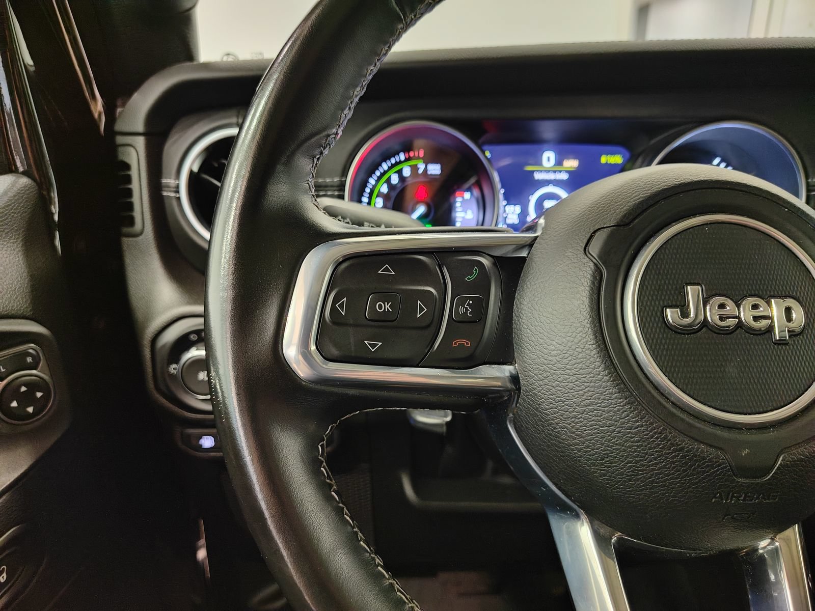 Used 2022 Jeep Wrangler Unlimited Sahara AWD/4WD image 18