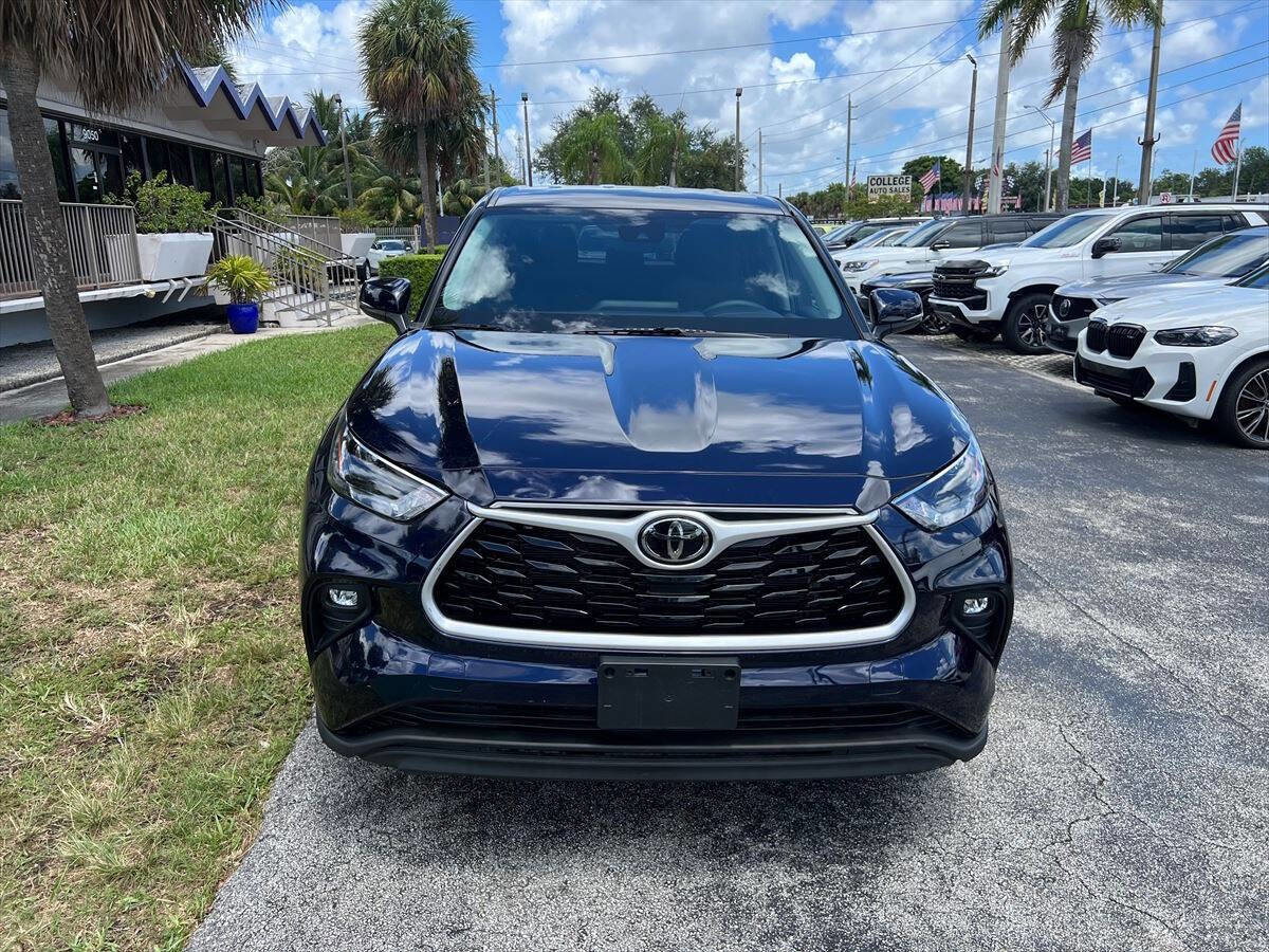 Used 2022 Toyota Highlander LE image 3