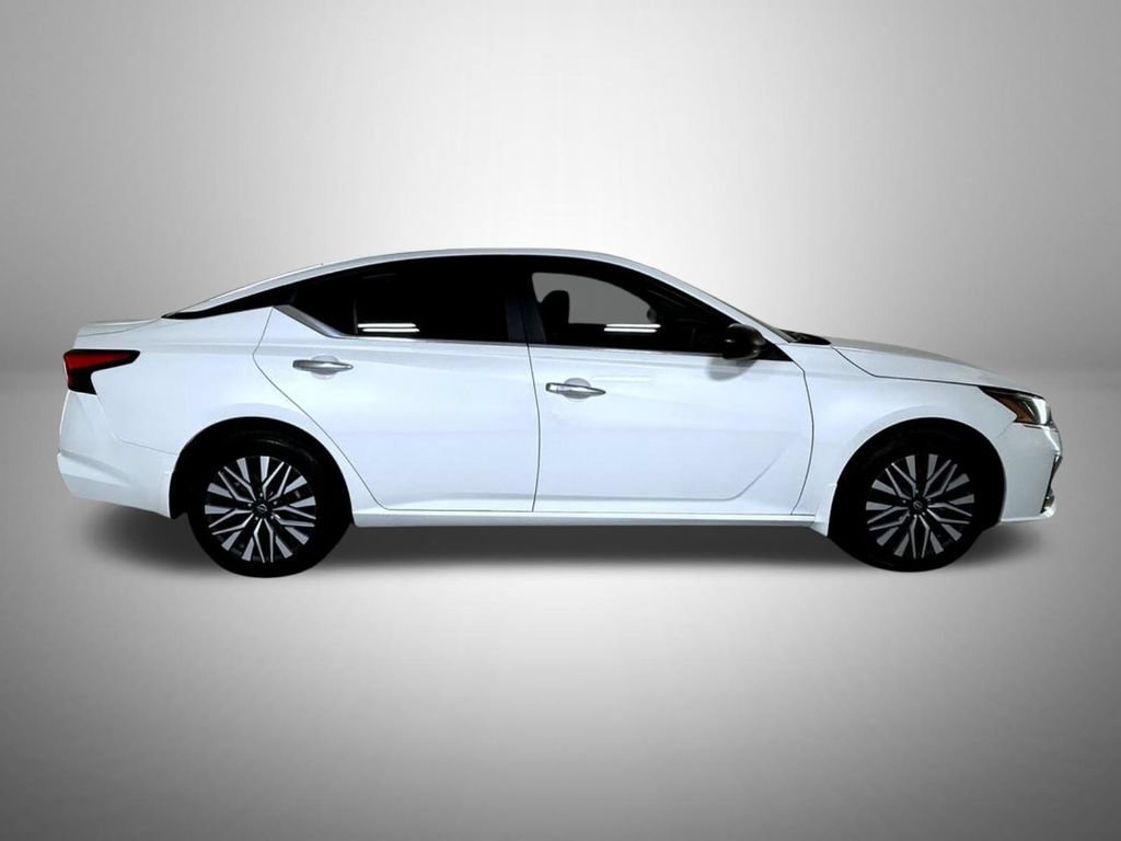 Used 2024 Nissan Altima 2.5 SV AWD/4WD image 5