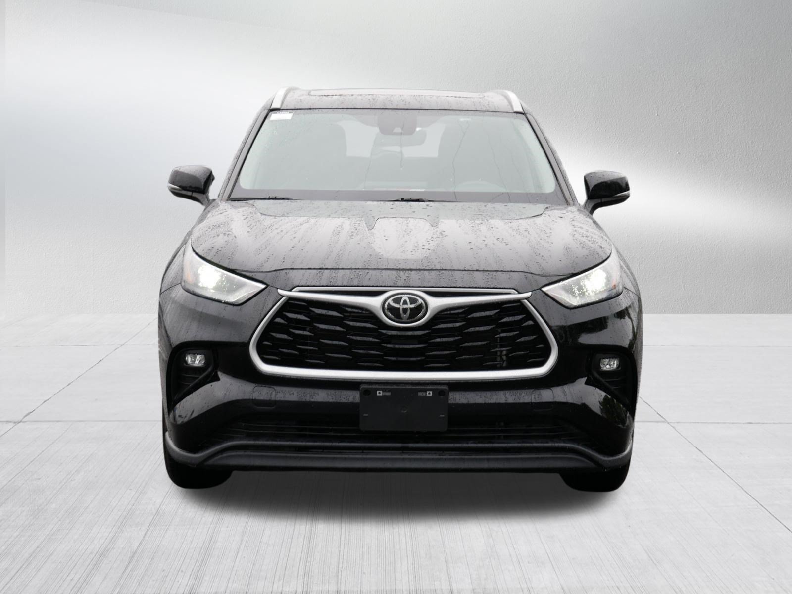Used 2024 Toyota Highlander XLE AWD/4WD image 2