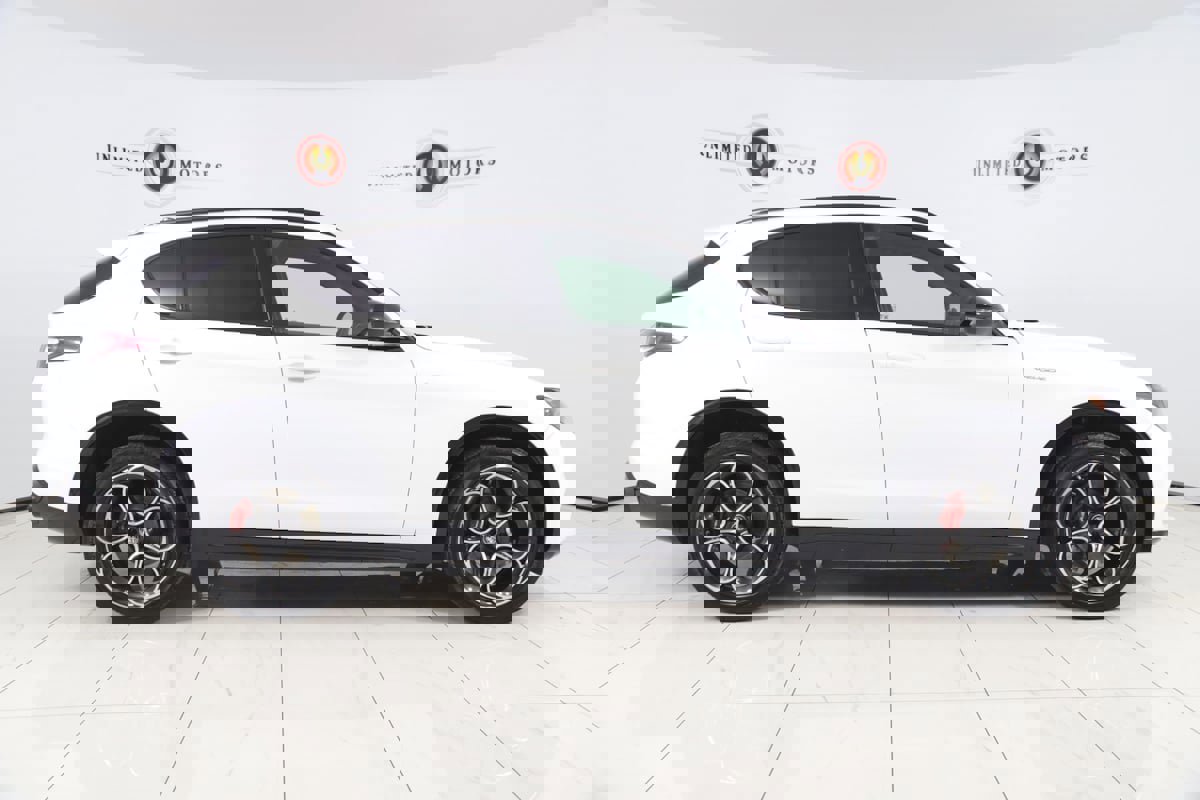Used 2024 Alfa Romeo Stelvio Veloce image 2
