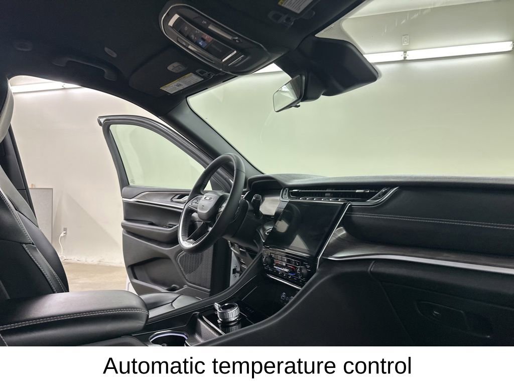 Used 2025 Jeep Grand Cherokee Limited image 19