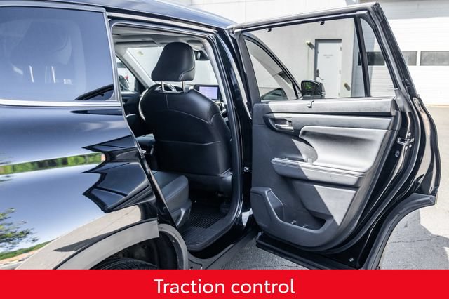 Used 2023 Toyota Highlander XLE AWD/4WD image 20