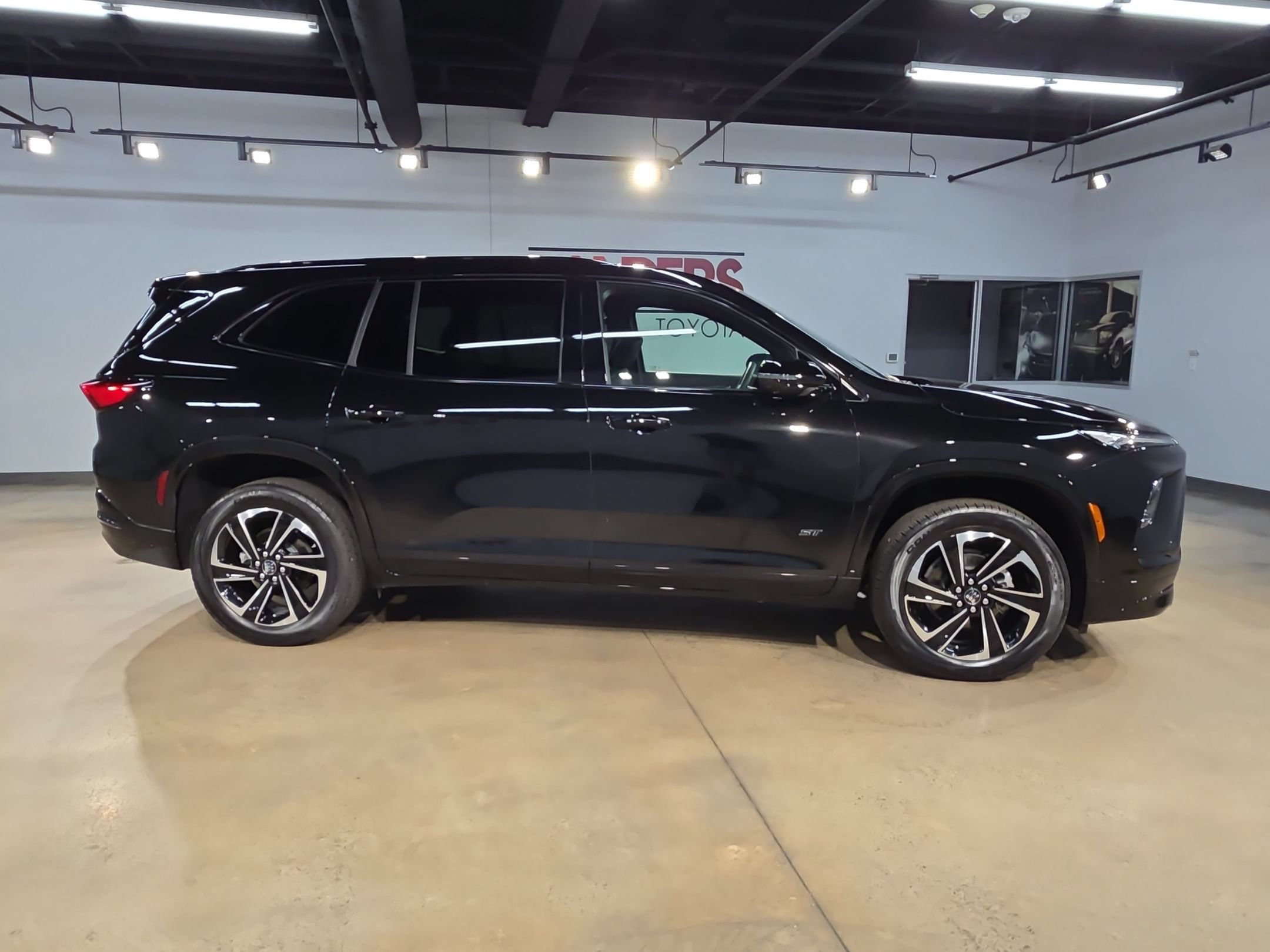Used 2025 Buick Enclave Sport Touring w/ Power Package FWD image 8