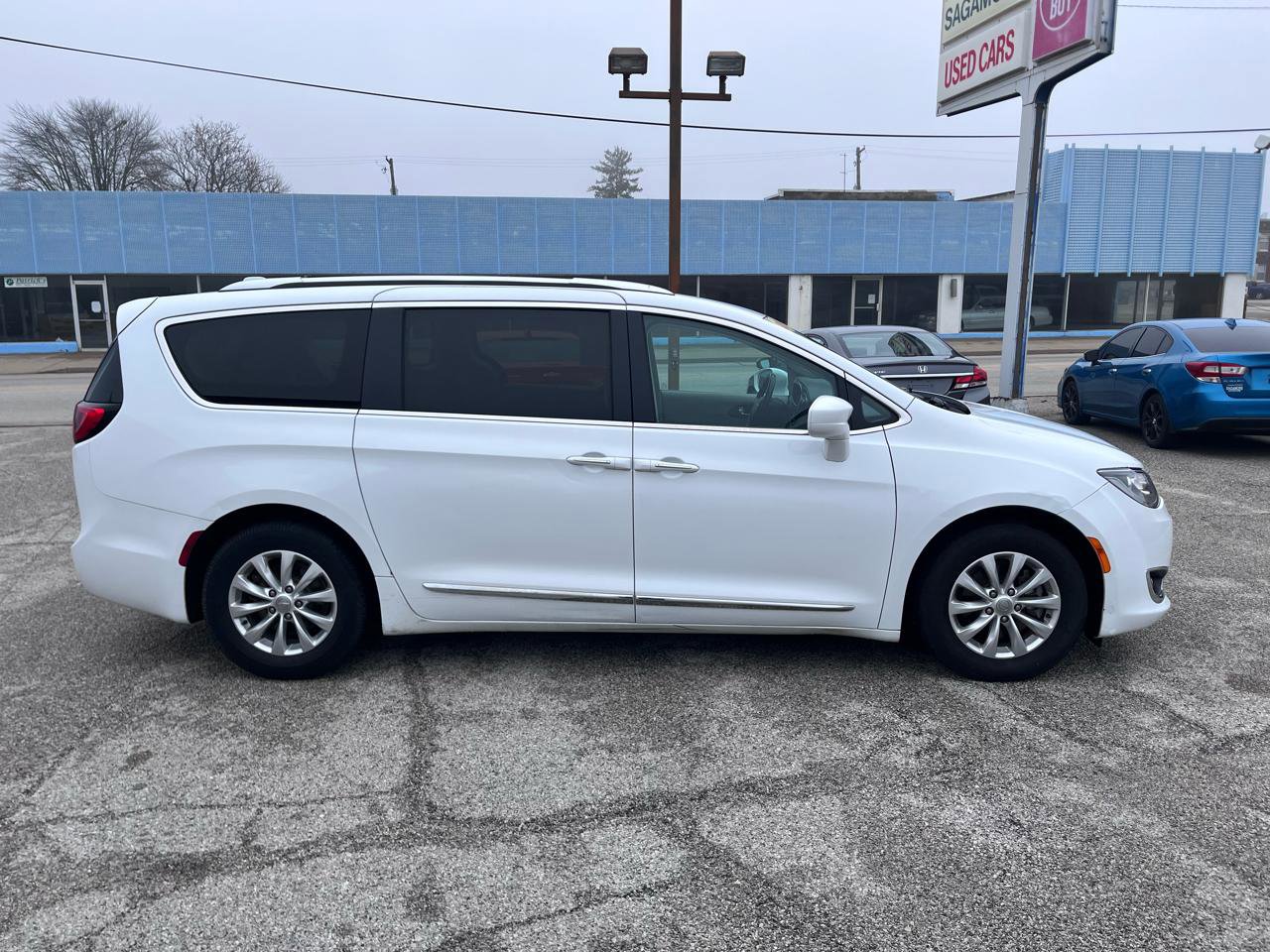 Used 2018 Chrysler Pacifica Touring-L image 2