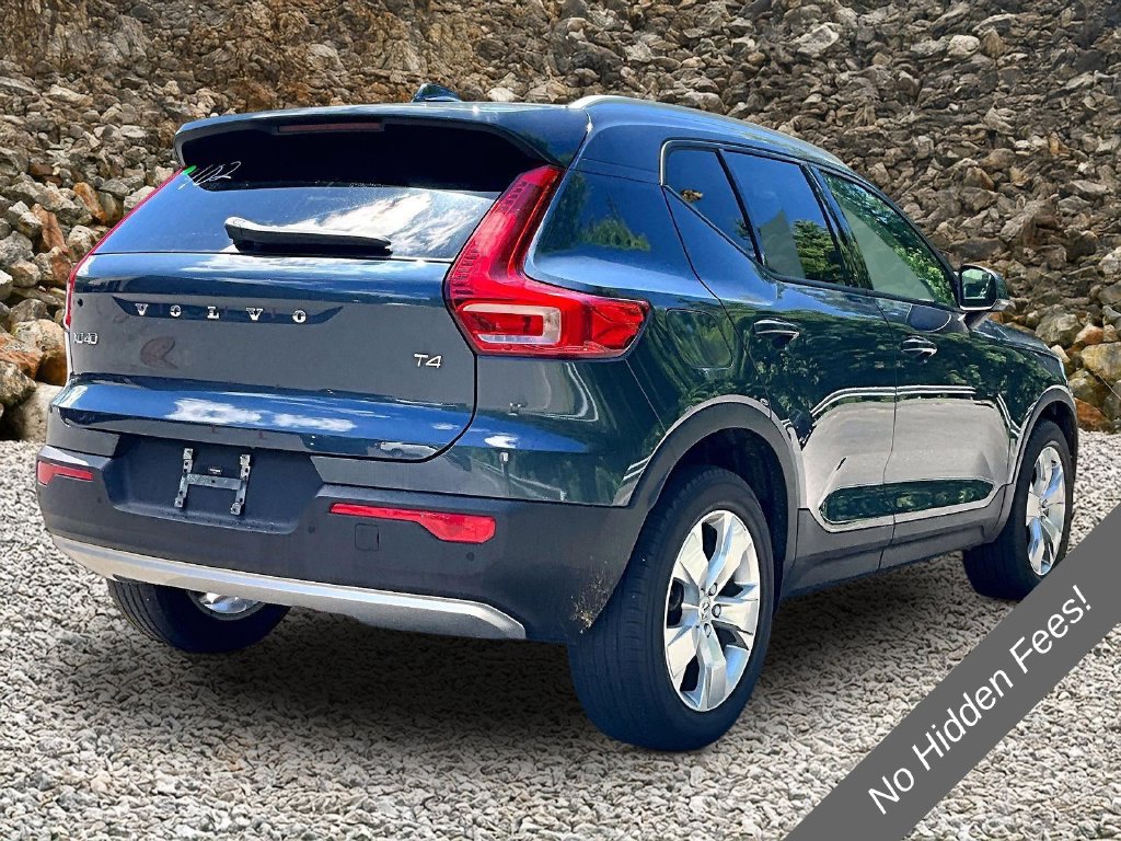 Used 2021 Volvo XC40 T4 Momentum FWD image 2
