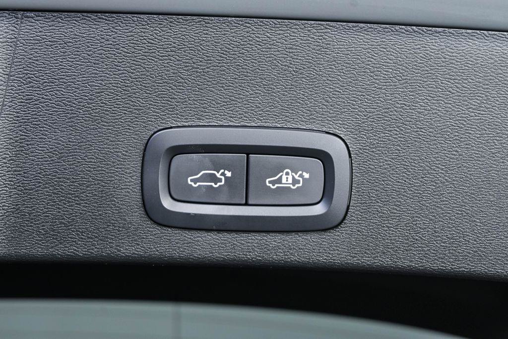 Certified 2026 Volvo XC40 B5 Plus AWD/4WD image 32