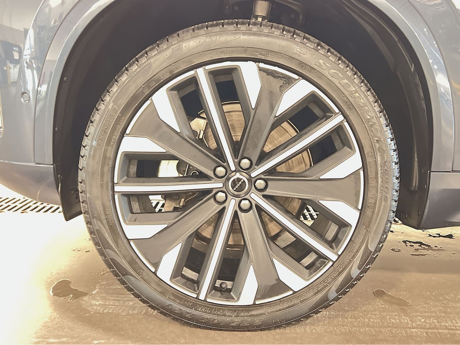 Used 2025 Volvo XC90 B6 Plus image 12