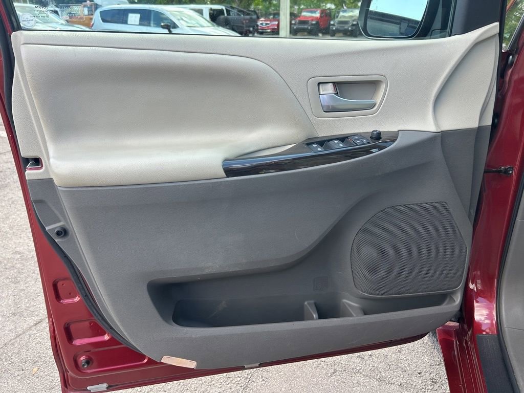 Used 2017 Toyota Sienna XLE w/ XLE Navigation Package image 33